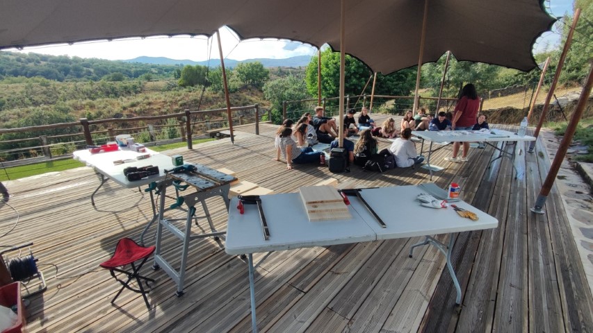 La interpretadora ambiental Paula Arenas charla con los estudiantes norteamericanos